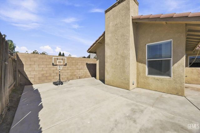 2705 Macau Street, Bakersfield, CA 93313
