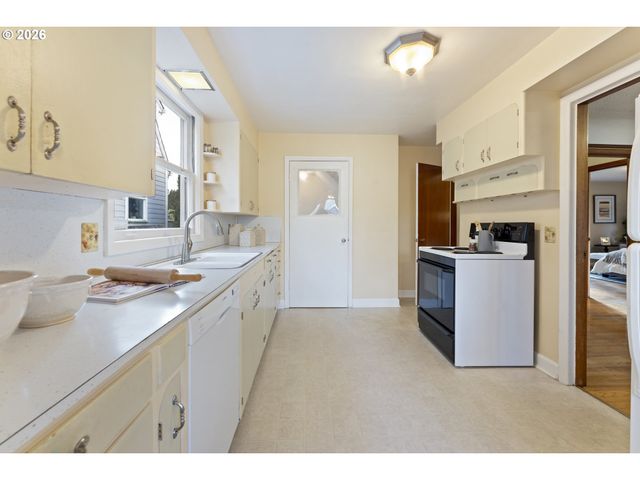 7126 N IVANHOE St, Portland, OR 97203