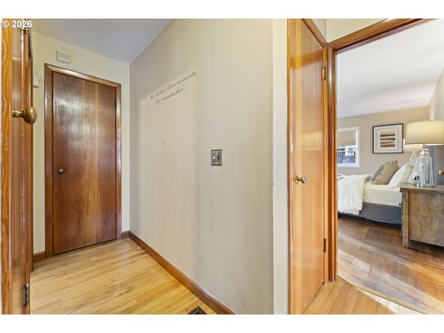 7126 N IVANHOE St, Portland, OR 97203