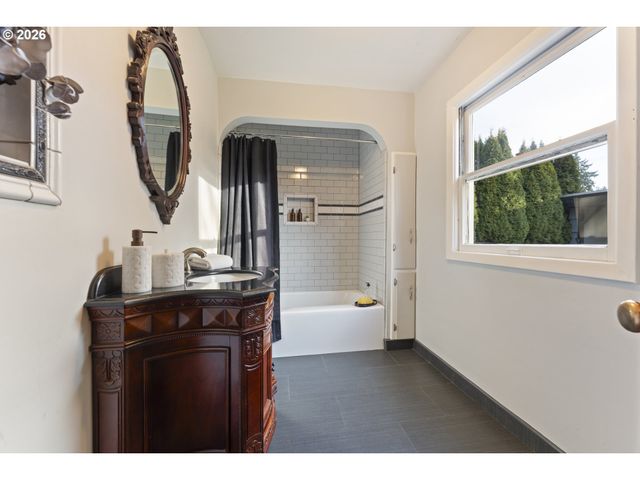 7126 N IVANHOE St, Portland, OR 97203