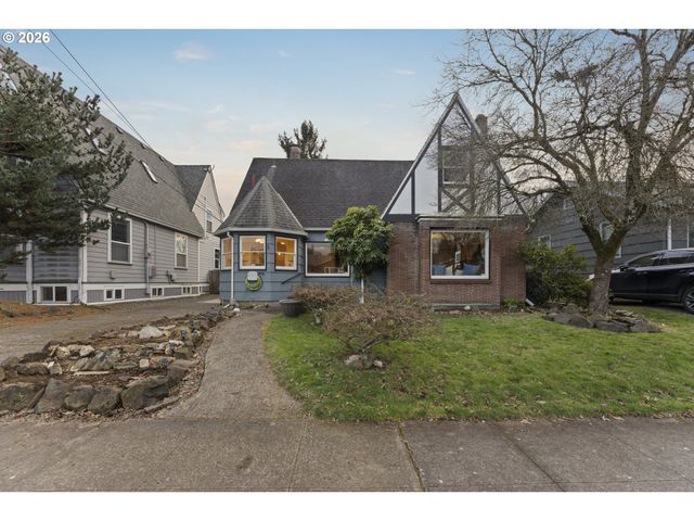 7126 N IVANHOE St, Portland, OR 97203