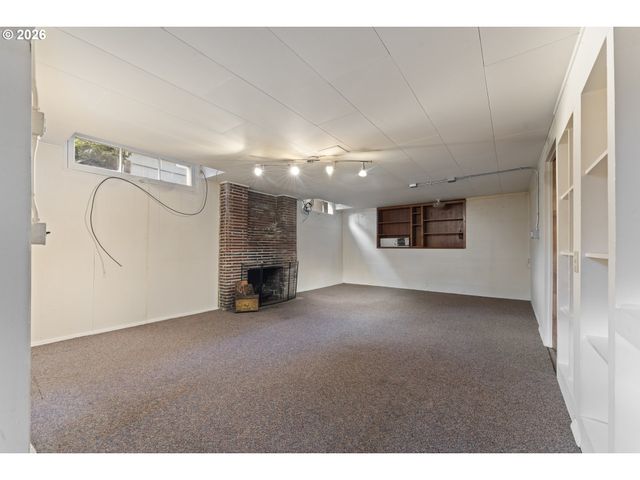 7126 N IVANHOE St, Portland, OR 97203