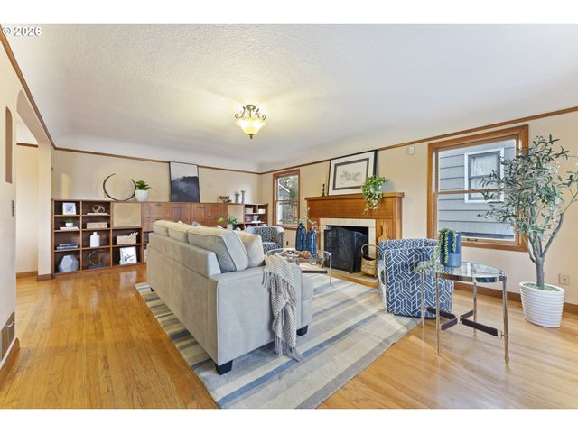 7126 N IVANHOE St, Portland, OR 97203