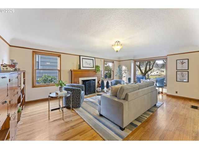 7126 N IVANHOE St, Portland, OR 97203