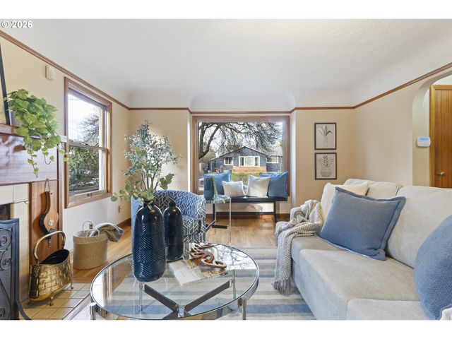 7126 N IVANHOE St, Portland, OR 97203