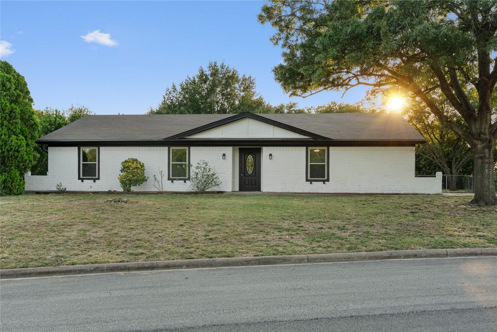 800 Evelyn Drive, Lorena, TX 76655