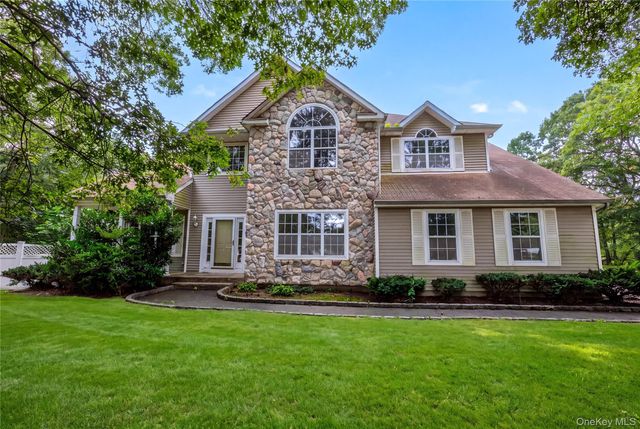 16 Jacobsen Court, Medford, NY 11763