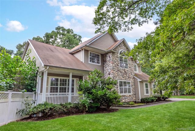 16 Jacobsen Court, Medford, NY 11763