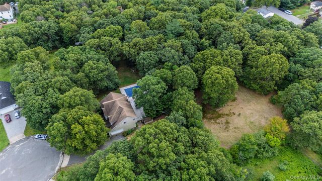 16 Jacobsen Court, Medford, NY 11763