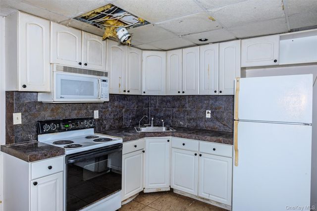 16 Jacobsen Court, Medford, NY 11763