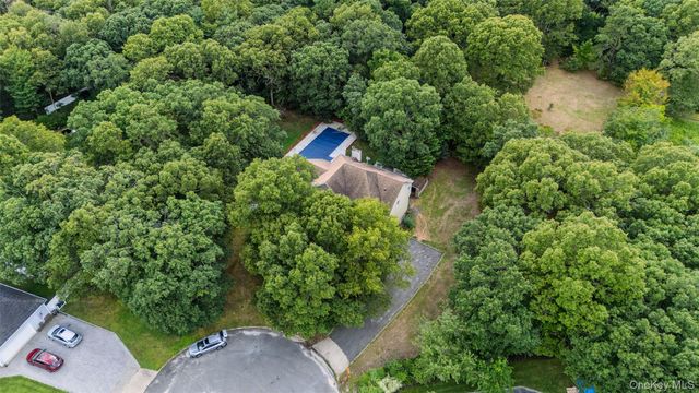 16 Jacobsen Court, Medford, NY 11763