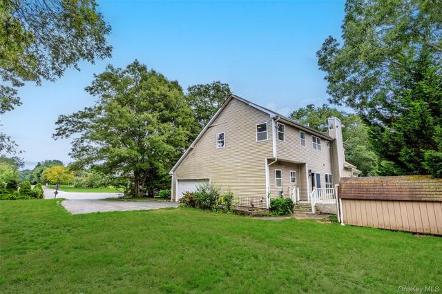 16 Jacobsen Court, Medford, NY 11763