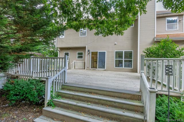 16 Jacobsen Court, Medford, NY 11763
