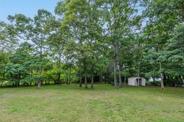 16 Jacobsen Court, Medford, NY 11763