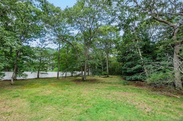 16 Jacobsen Court, Medford, NY 11763