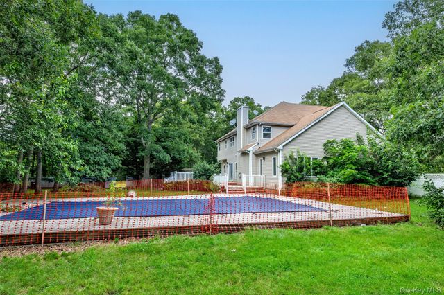 16 Jacobsen Court, Medford, NY 11763
