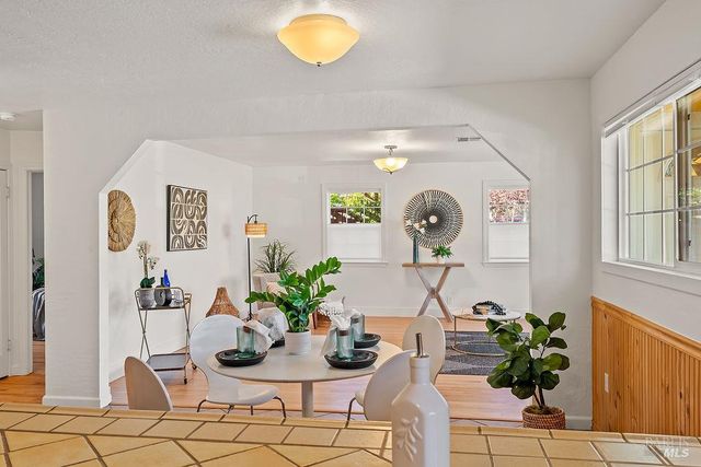 201 Triplett Dr, Cloverdale, CA 95425