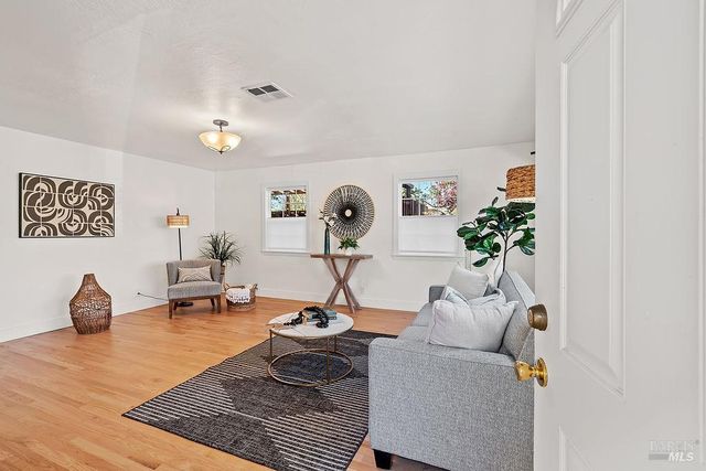 201 Triplett Dr, Cloverdale, CA 95425