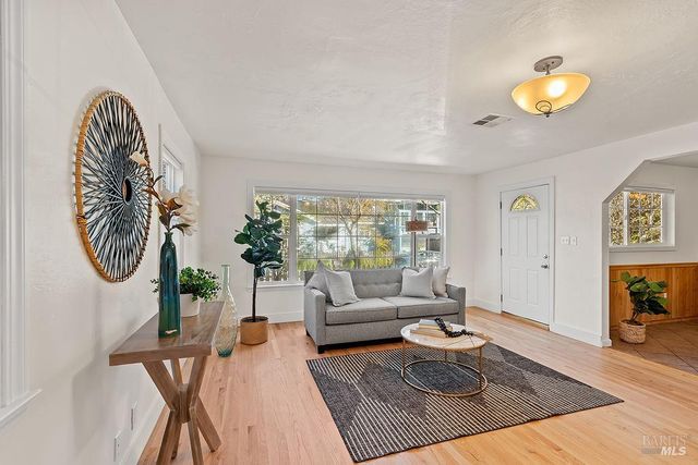 201 Triplett Dr, Cloverdale, CA 95425