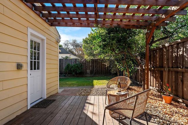 201 Triplett Dr, Cloverdale, CA 95425