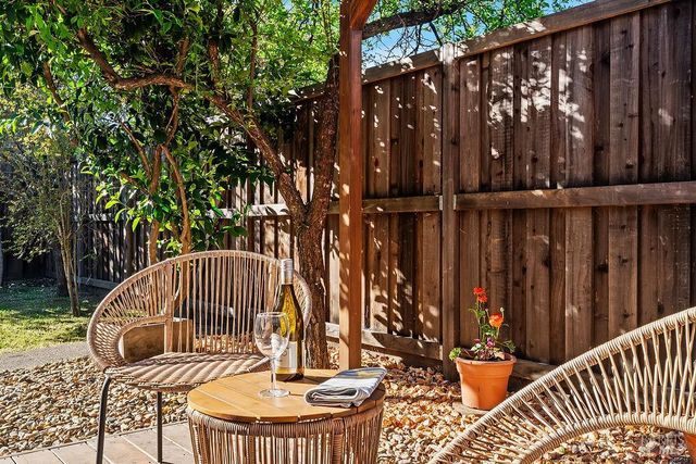 201 Triplett Dr, Cloverdale, CA 95425