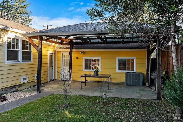 201 Triplett Dr, Cloverdale, CA 95425