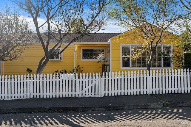 201 Triplett Dr, Cloverdale, CA 95425