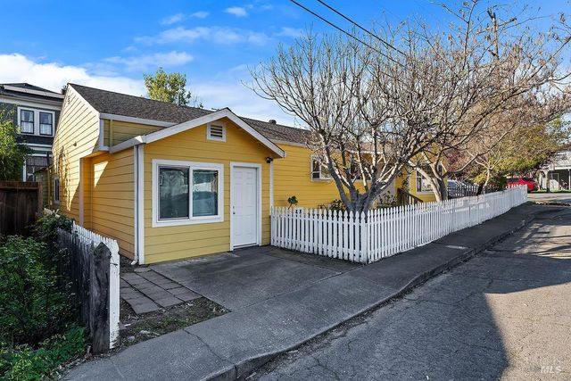 201 Triplett Dr, Cloverdale, CA 95425