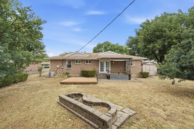 300 Parkwood Place, Lewisville, TX 75067