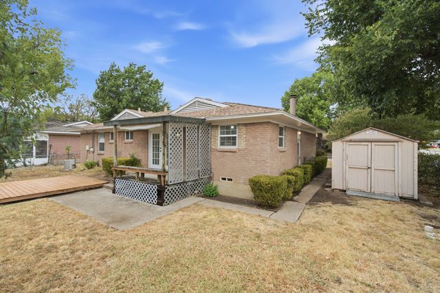 300 Parkwood Place, Lewisville, TX 75067