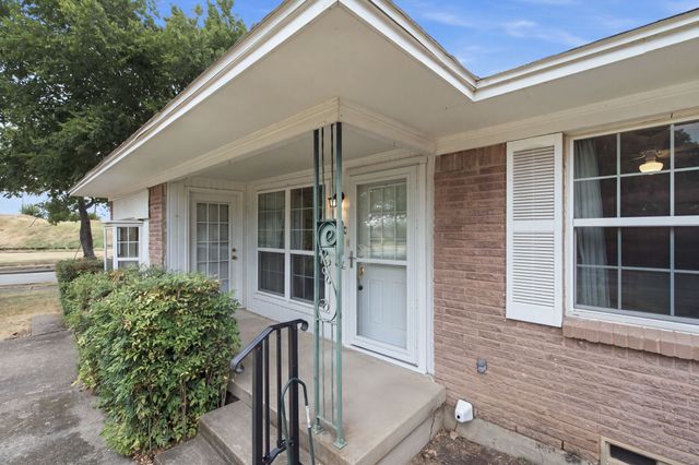 300 Parkwood Place, Lewisville, TX 75067