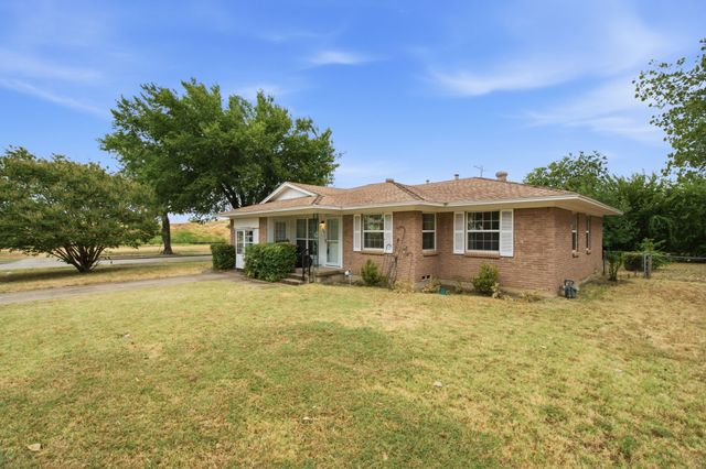 300 Parkwood Place, Lewisville, TX 75067