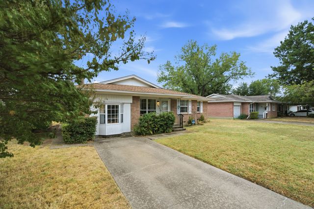 300 Parkwood Place, Lewisville, TX 75067