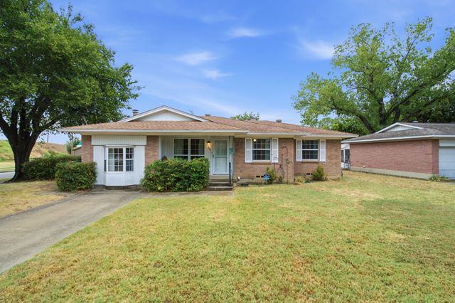 300 Parkwood Place, Lewisville, TX 75067