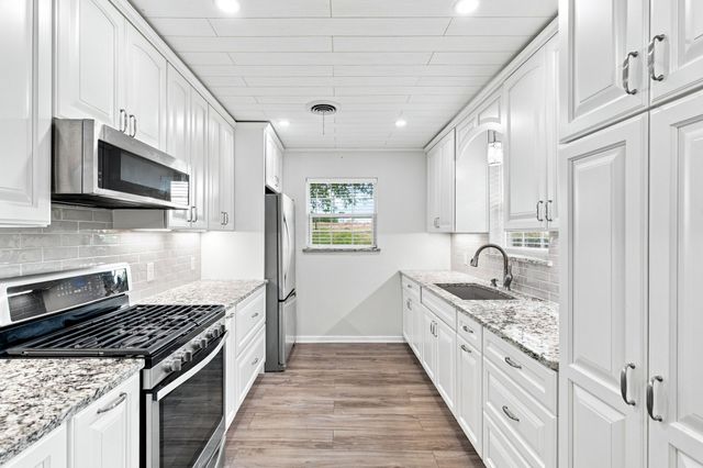 300 Parkwood Place, Lewisville, TX 75067
