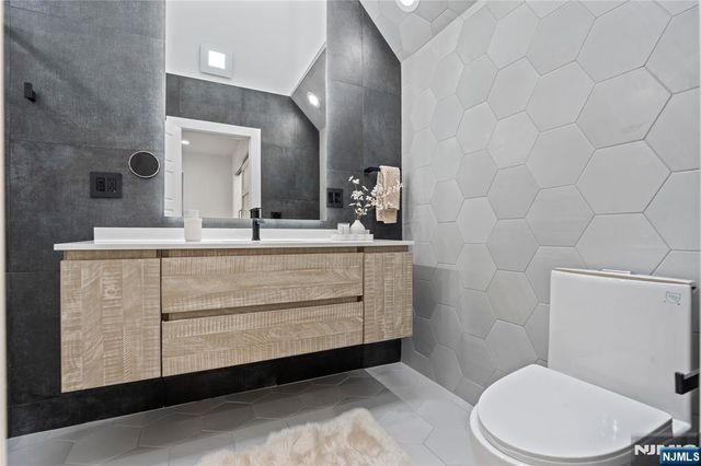 84 Shrewsbury Drive, Livingston, NJ 07039