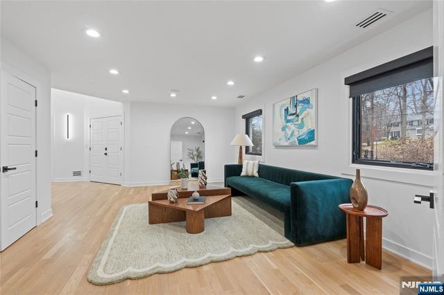 84 Shrewsbury Drive, Livingston, NJ 07039