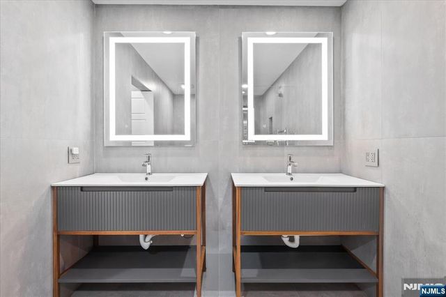 84 Shrewsbury Drive, Livingston, NJ 07039