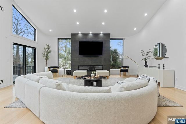 84 Shrewsbury Drive, Livingston, NJ 07039