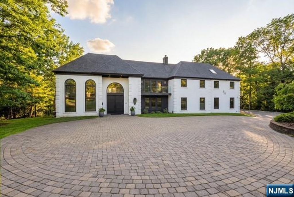 84 Shrewsbury Drive, Livingston, NJ 07039