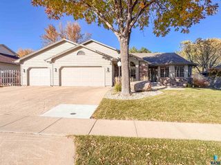 720 E 61st St Street, Sioux Falls, SD 57108