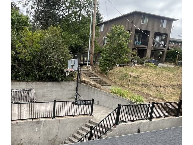 2208 E 5TH St, Vancouver, WA 98661
