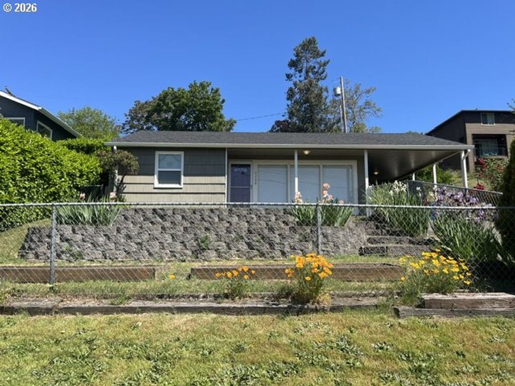 2208 E 5TH St, Vancouver, WA 98661
