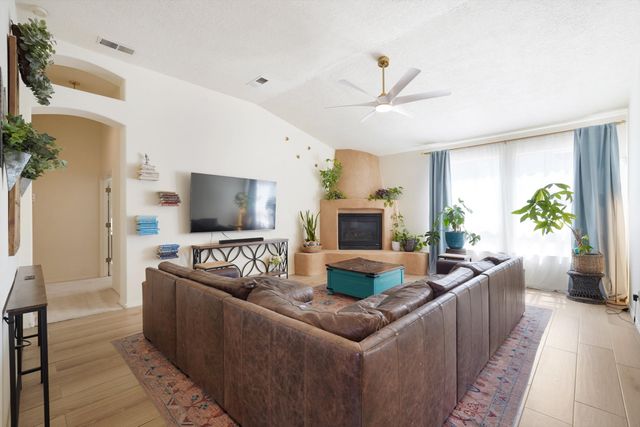 1300 Montara Drive NW, Los Lunas, NM 87031