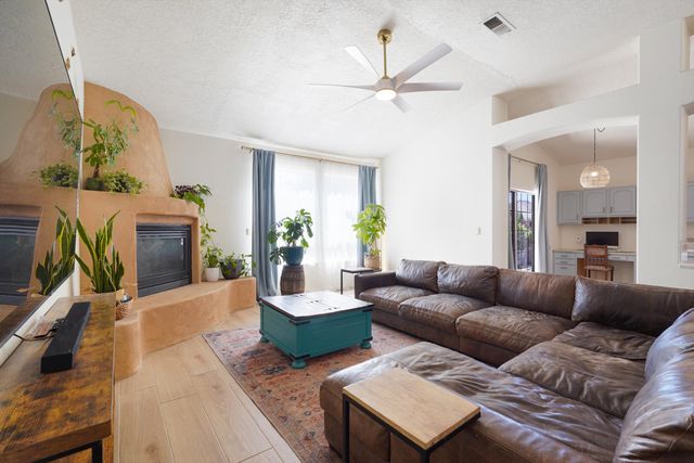 1300 Montara Drive NW, Los Lunas, NM 87031
