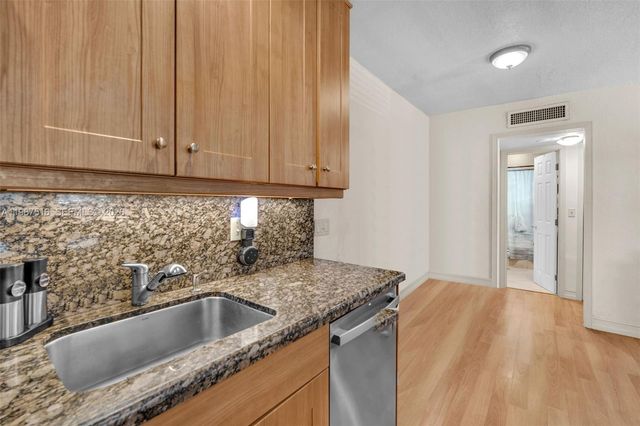 1423 Holly Heights Dr 18, Fort Lauderdale, FL 33304