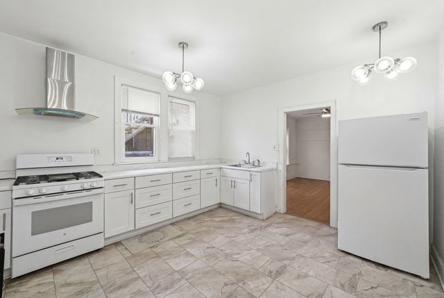 7806 S CREGIER Avenue, Chicago, IL 60649