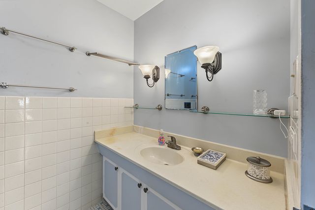 6145 N Sheridan Road 27C, Chicago, IL 60660