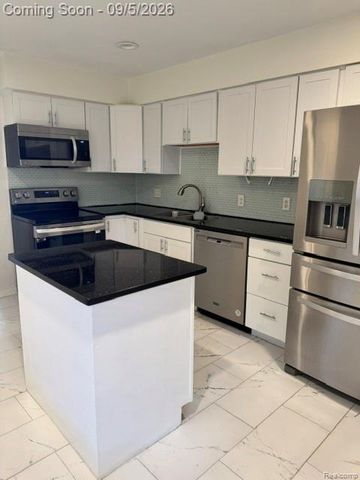 572 Tennyson, Rochester Hills, MI 48307