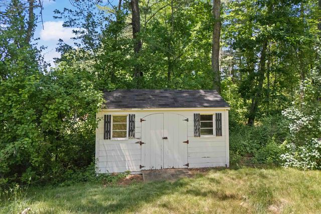 7 Premier Drive, Londonderry, NH 03053